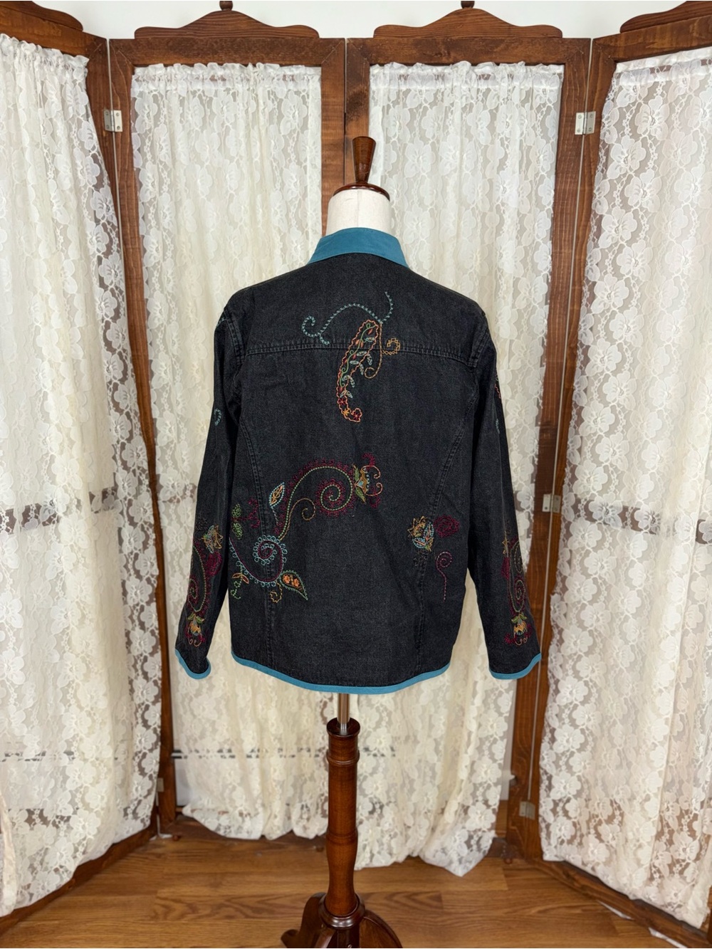 Super Cool Denim & Co Embroidered Denim Jacket - Picture 5 of 7